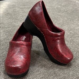 G.H. Bass & Company Slip On Clogs Size 5M NWOB